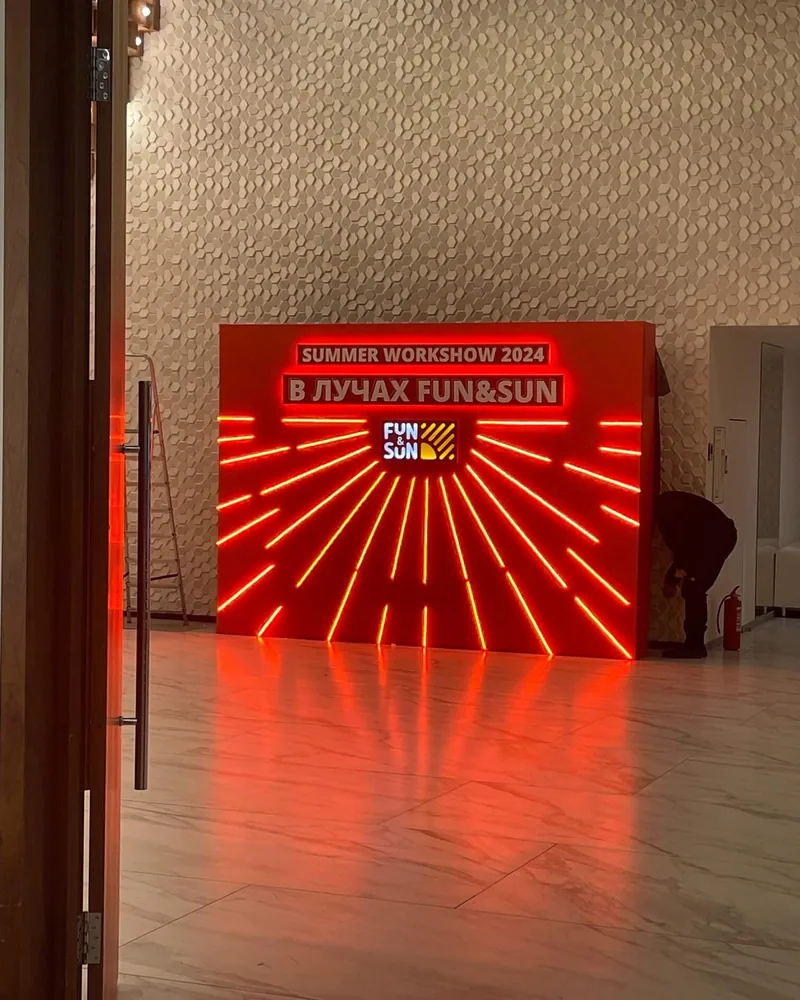 Красный графический фон фотозоны в помещении