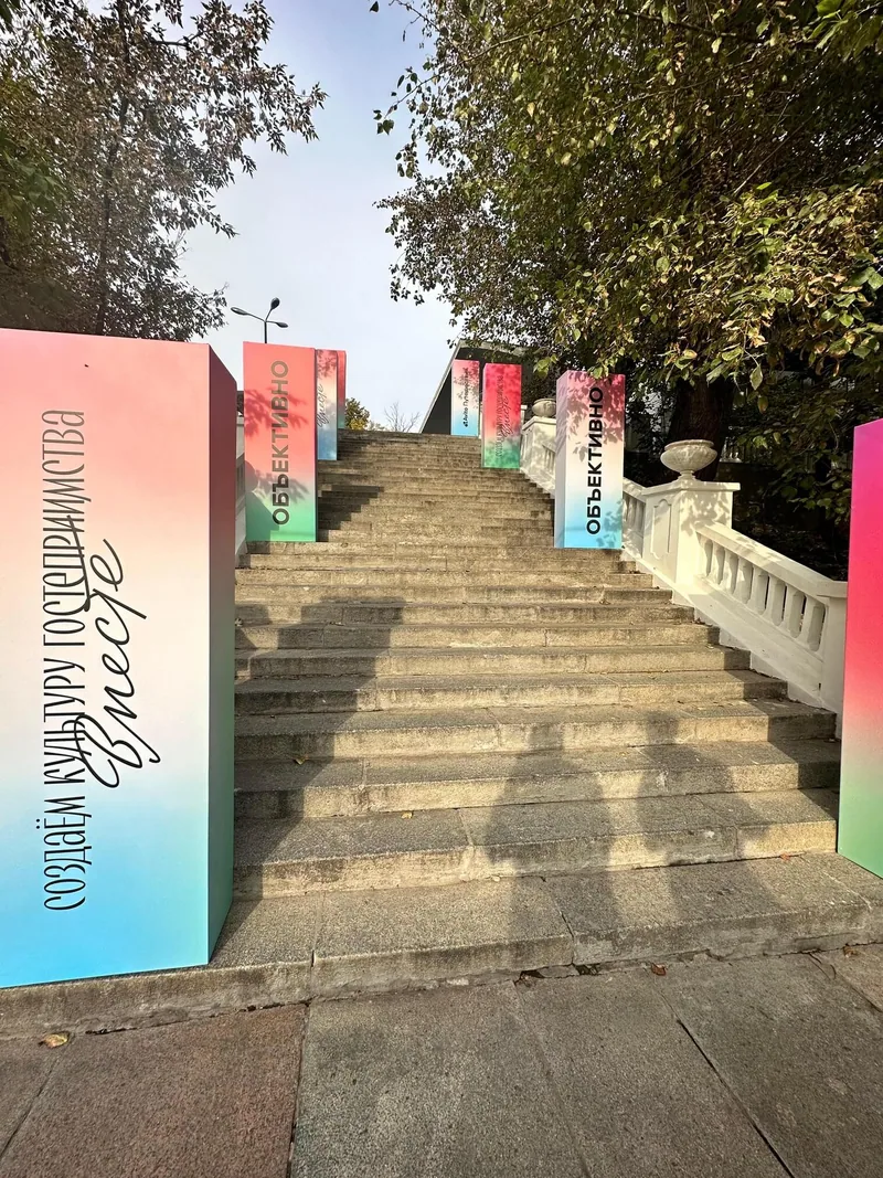 Печатные навигационные баннеры вдоль уличной лестницы
